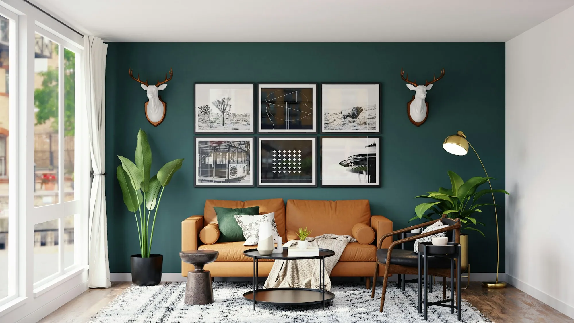 Salon avec mur vert profond, canapé cognac et cadres noir et blanc